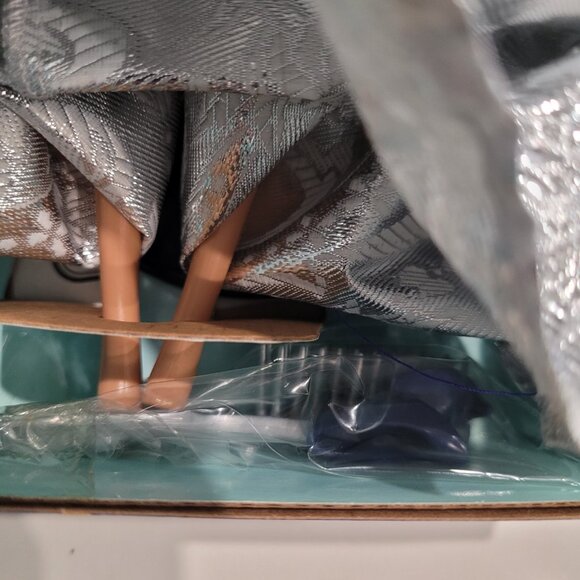 1995 Avon Exclusive Special Edition Winter Velvet Barbie #15571 NRFB New - Picture 4 of 7